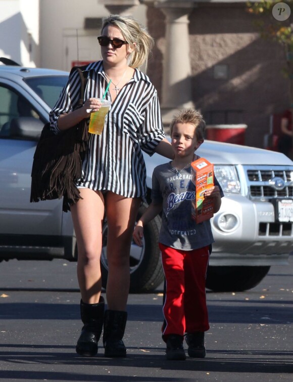 Jamie Lynn Spears et son neveu Sean Federline, le fils de Britney Spears, à Thousand Oaks, le 25 novembre 2012.