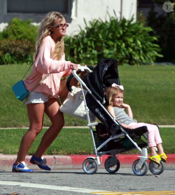 Exclu - Jamie Lynn Spears et sa fille Maddie Aldgridge dans les rues de Los Angeles, le 6 mai 2012.