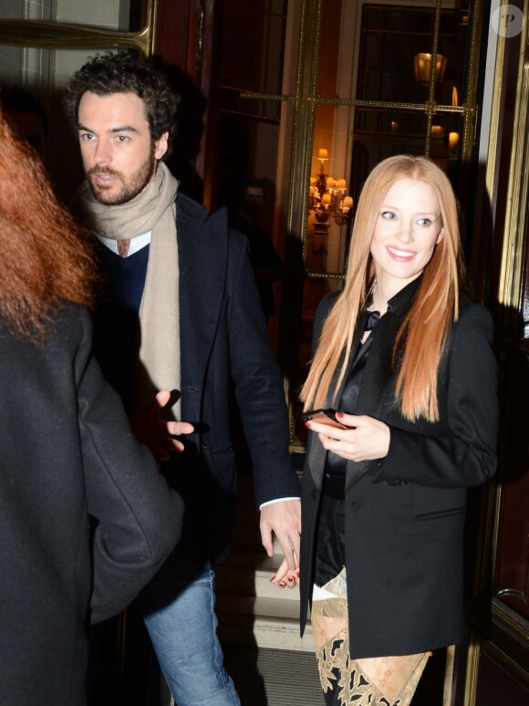 Jessica Chastain lâche la main de son compagnon Gian Luca Passi devant les photographes à l'entrée de leur hôtel parisien, le 3 mars 2013.