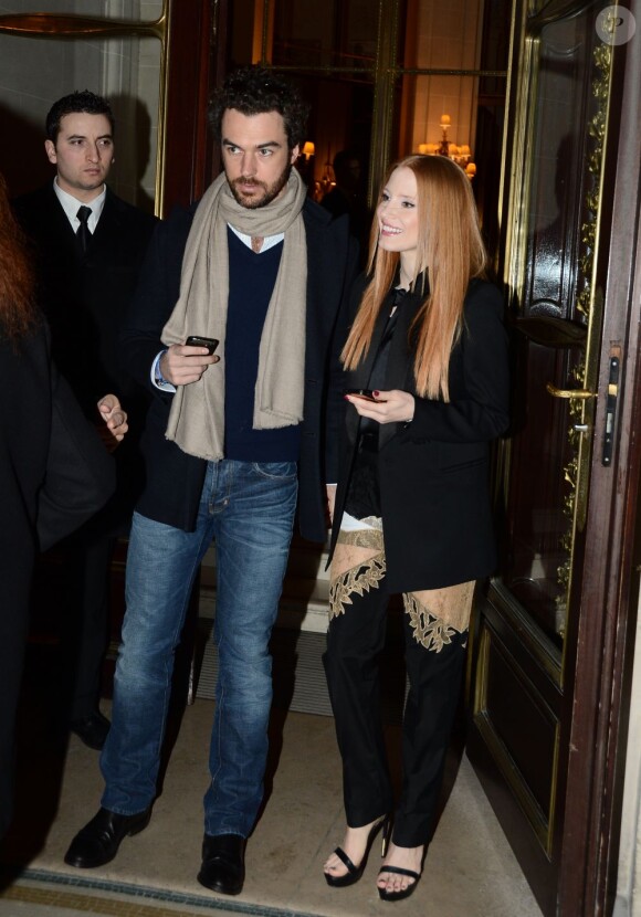 Jessica Chastain au côté de son boyfriend Gian Luca Passi à la sortie de hôtel parisien, pour se diriger vers le défilé Givenchy à la Halle Freyssinet, Paris, le 3 mars 2013.