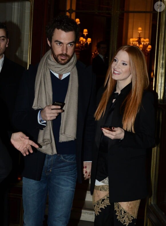 L'actrice Jessica Chastain et son boyfriend Gian Luca Passi sortent de leur hôtel parisien, pour se diriger vers le défilé Givenchy à la Halle Freyssinet, Paris, le 3 mars 2013.