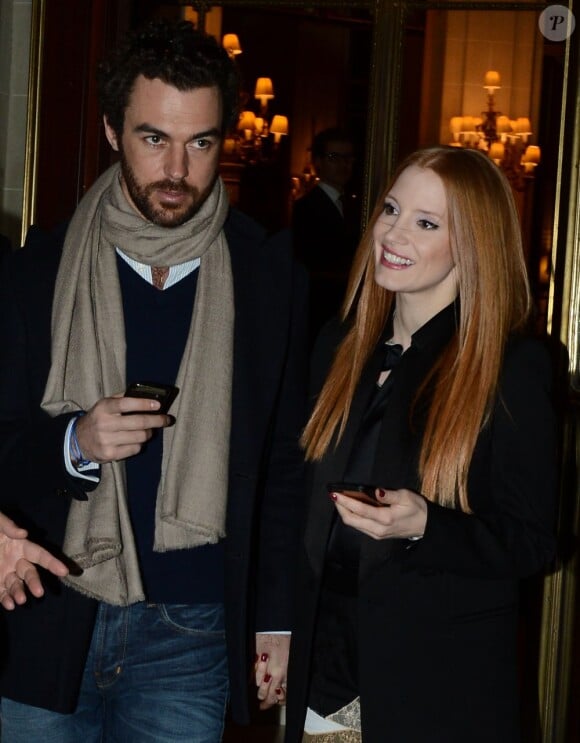 Jessica Chastain et Gian Luca Passi complices à la sortie de leur hôtel parisien, pour se diriger vers le défilé Givenchy à la Halle Freyssinet, Paris, le 3 mars 2013.