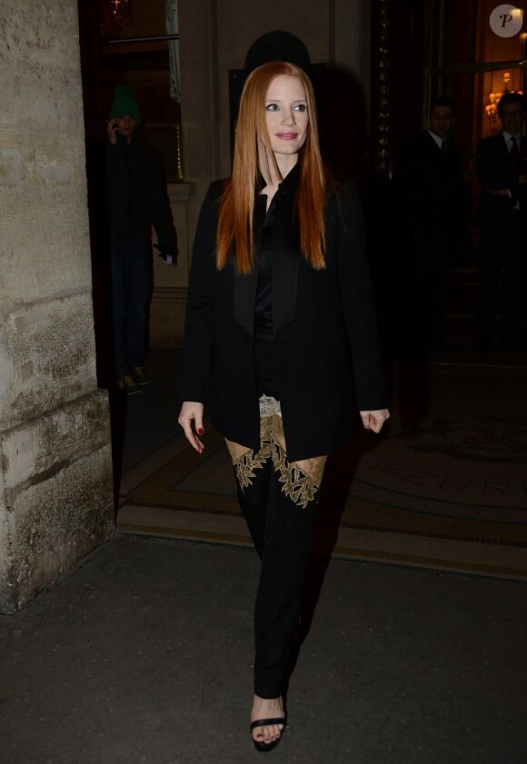 Jessica Chastain ravissante après avoir quitté son hôtel parisien, pour se diriger vers le défilé Givenchy à la Halle Freyssinet, Paris, le 3 mars 2013.