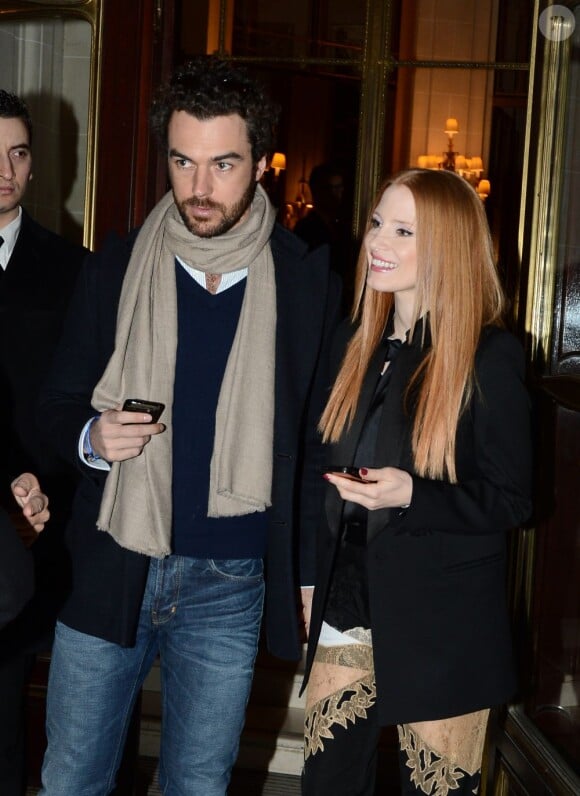 Jessica Chastain tendre amoureuse de Gian Luca Passi à la sortie de leur hôtel parisien, pour se diriger vers le défilé Givenchy à la Halle Freyssinet, Paris, le 3 mars 2013.