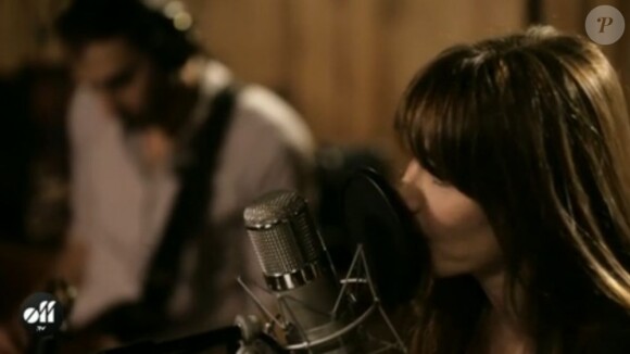 Image extraite de la session live de Carla Bruni pour OFF TV, mars 2013.