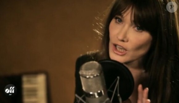 Image extraite de la session live de Carla Bruni pour OFF TV, mars 2013.