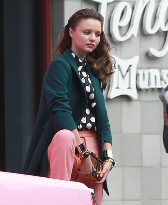 Exclusif - Miranda Kerr joue les modeuses rétro lors d'une séance photo dans les rues de West Hollywood. Le 3 mars 2013.