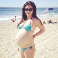 Shiri Appleby : Enceinte et en bikini, la star de Roswell s'offre au soleil