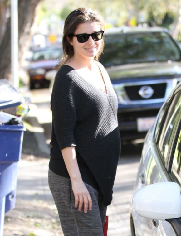 L'actrice Shiri Appleby, enceinte, quitte le Cafe Urth à West Hollywood, le 17 janvier 2013.