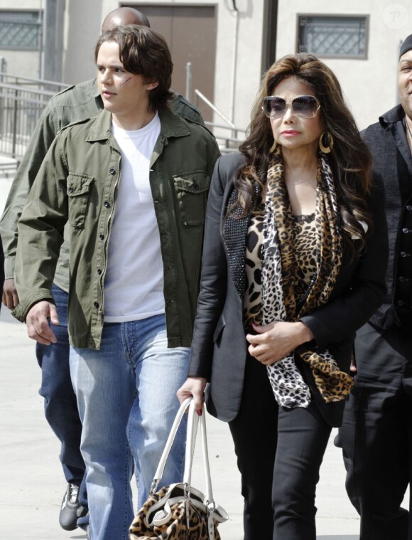 Prince et La Toya Jackson sur le tournage de la serie 90210 à Los Angeles, le 4 mars 2013.