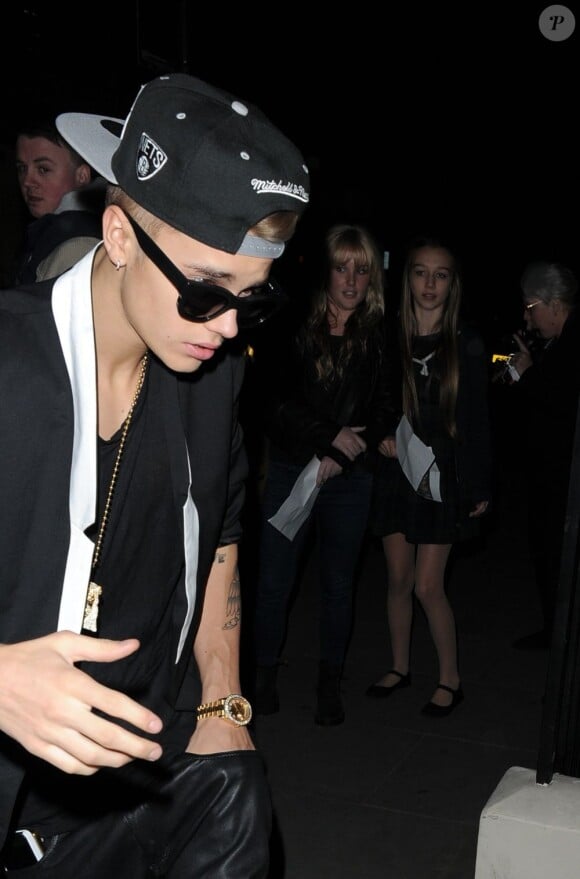 Justin Bieber se rend dans une boite de nuit à Londres, le 5 mars 2013.
