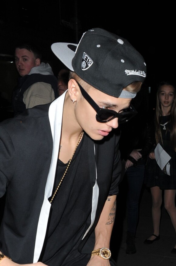 Le jeune Justin Bieber se rend dans une boite de nuit à Londres, le 5 mars 2013.