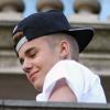 Premières images de Justin Bieber au balcon de son hôtel à Londres après son concert à l'O2 Arena. Le 5 mars 2013.