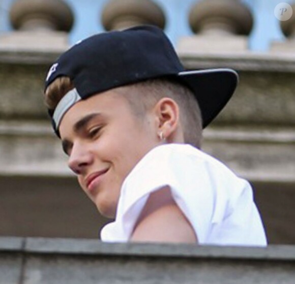 Premières images de Justin Bieber au balcon de son hôtel à Londres après son concert à l'O2 Arena. Le 5 mars 2013.