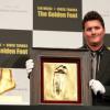 Le pied gauche de Lionel Messi immortalisé dans l'or et présenté le 6 mars 2013 à Tokyo par son frère