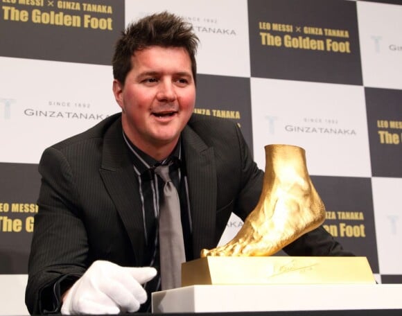 Le pied gauche de Lionel Messi en or et présenté le 6 mars 2013 à Tokyo par son frère