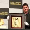 Le pied gauche de Lionel Messi immortalisé dans l'or et présenté le 6 mars 2013 à Tokyo