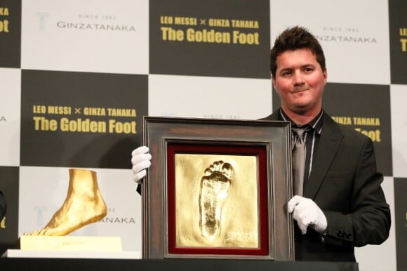Le pied gauche de Lionel Messi immortalisé dans l'or et présenté le 6 mars 2013 à Tokyo