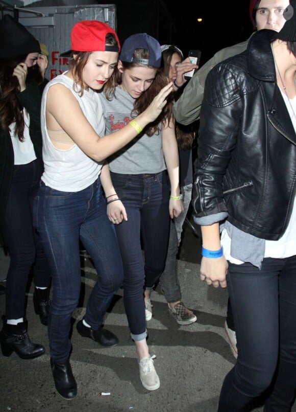 Kristen Stewart escortée par une amie à la sortie de la boîte de nuit Troubadour à West Hollywood, le 5 mars 2013.