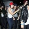 Kristen Stewart escortée par une amie à la sortie de la boîte de nuit Troubadour à West Hollywood, le 5 mars 2013.