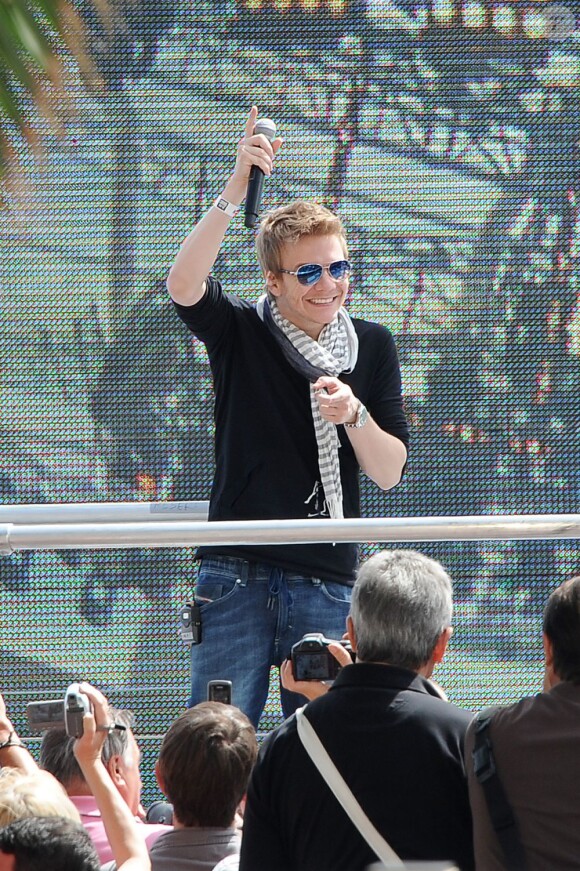Michel Telo chante pendant le 65e Festival de Cannes, à Cannes, le 22 mai 2012.
