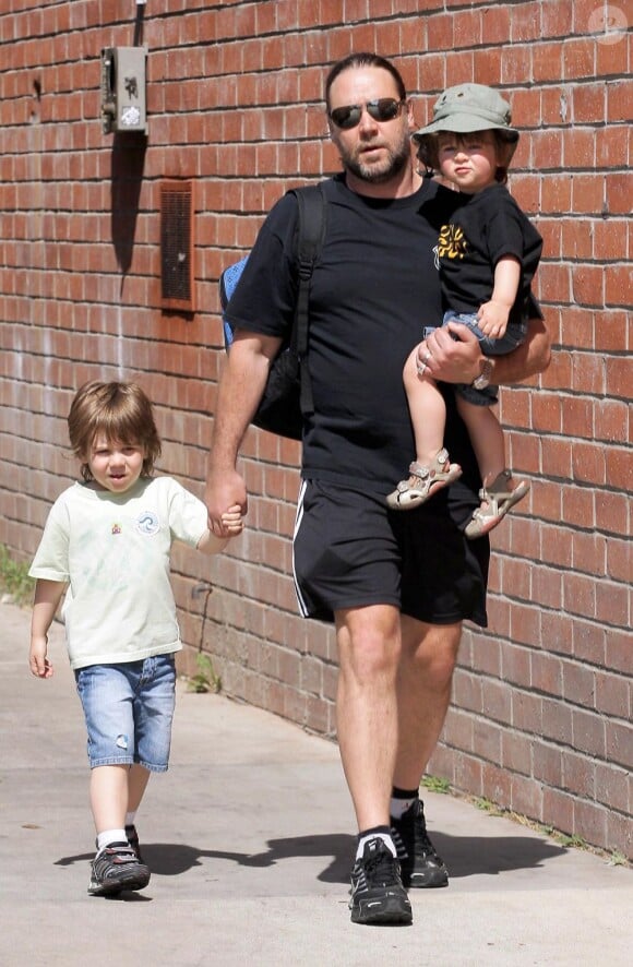 Russell Crowe et ses fils à Los Angeles le 25 avril 2008