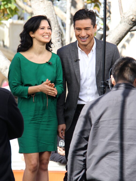 Hilaria Thomas, épouse d'Alec Baldwin, et Mario Lopez sur le plateau de l'émission Extra à Los Angeles le 28 janvier 2013
