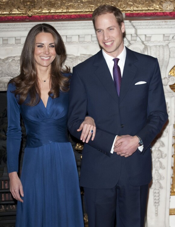 Le prince William et Kate Middleton, à St James's Palace, à Londres, pour l'annonce de leurs fiançailles, le 16 novembre 2010. La Duchesse est habillée d'une robe Issa.