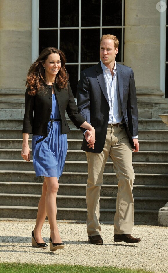Kate Middleton avec le prince William, le 30 avril 2011 à Londres, au lendemain de leur mariage. Elle est habillée par Zara.