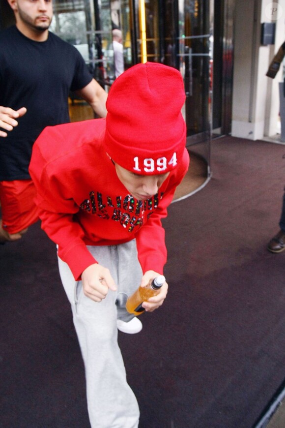 Le jeune Justin Bieber à la sortie de son hôtel à Londres, le 8 mars 2012.