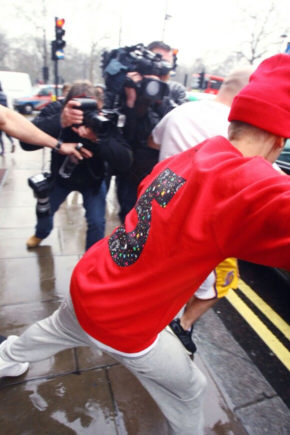 Justin Bieber quitte son hôtel à Londres, le 8 mars 2012.
