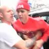 Justin Bieber prêt à se battre avec un photographe à Londres, le 8 mars 2013.
Capture d'écran de la vidéo publiée par TMZ.com