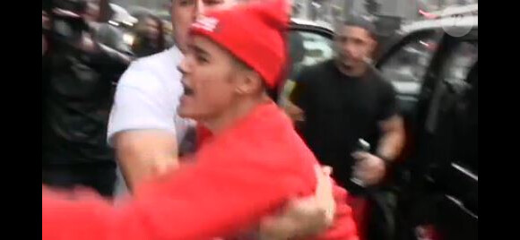 Le chanteur Justin Bieber prêt à se battre avec un photographe à Londres, le 8 mars 2013.
Capture d'écran de la vidéo publiée par TMZ.com