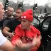 Justin Bieber très énervé et prêt à se battre avec un photographe à Londres, le 8 mars 2013.
Capture d'écran de la vidéo publiée par TMZ.com