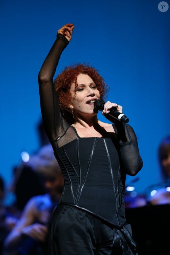 Julia Migenes au gala "2000 femmes chantent contre le cancer" à l'Olympia de Paris, le 7 mars 2013.