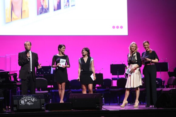 Nicolas Rossignol, Karine Ferri, Estelle Denis, Estelle Lefébure et Sandrine Quétier au gala "2000 femmes chantent contre le cancer" à l'Olympia de Paris, le 7 mars 2013.