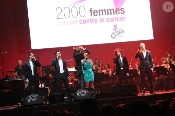Les Stentors et China Moses au gala "2000 femmes chantent contre le cancer" à l'Olympia de Paris, le 7 mars 2013.