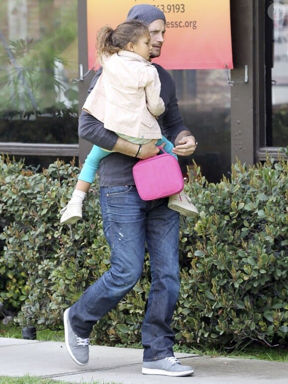 Gabriel Aubry est allé chercher sa fille Nahla à l'école à Los Angeles. Le 8 mars 2013. Le papa porte sa fille dans ses bras.