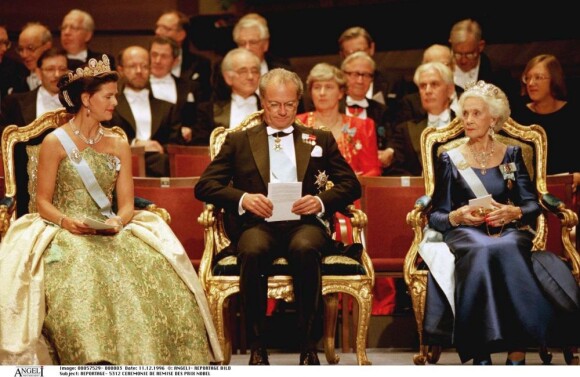 La reine Silvia, le roi Carl XVI Gustaf de Suède et la princesse Lilian à Stockholm, le 12 décembre 1996.