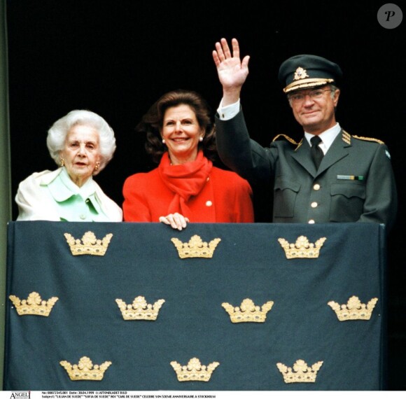 La princesse Lilian, la rein Silvia et le roi Carl XVI Gustaf de Suède à Stockholm, le 30 avril 1999.