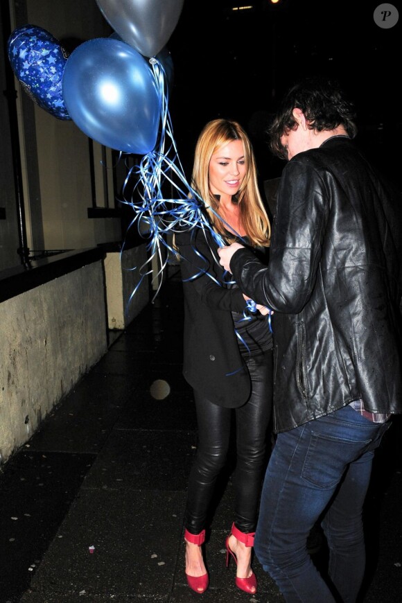 Abbey Clancy surprise par un cadeau inattendu lors du concert du groupe The Enemy à l'O2 Academy de Liverpool le 9 mars 2013