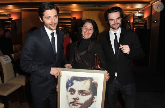 Raphaël Personnaz avec sa mère et son frère, lors de la remise des prix Patrick Dewaere et Romy Schneider à Paris le 11 mars 2013