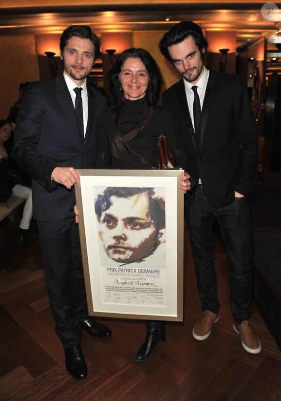 Raphaël Personnaz, sa mère, et son petit frère lors de la remise des prix Patrick Dewaere et Romy Schneider à Paris le 11 mars 2013