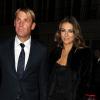 La superbe Elizabeth Hurley se promène avec son compagnon Shane Warne à Londres le 12 mars 2013.