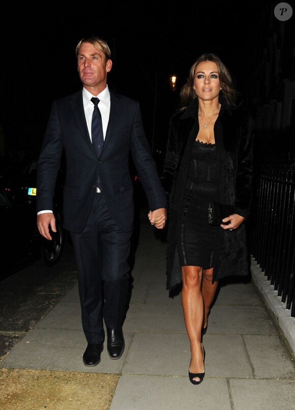 Elizabeth Hurley se promène avec son compagnon Shane Warne à Londres le 12 mars 2013. Le couple est très élégant