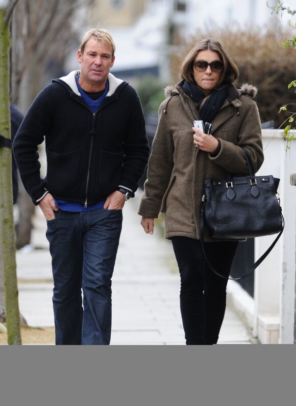 La superbe Elizabeth Hurley se promène avec son compagnon Shane Warne à Londres le 13 mars 2013.