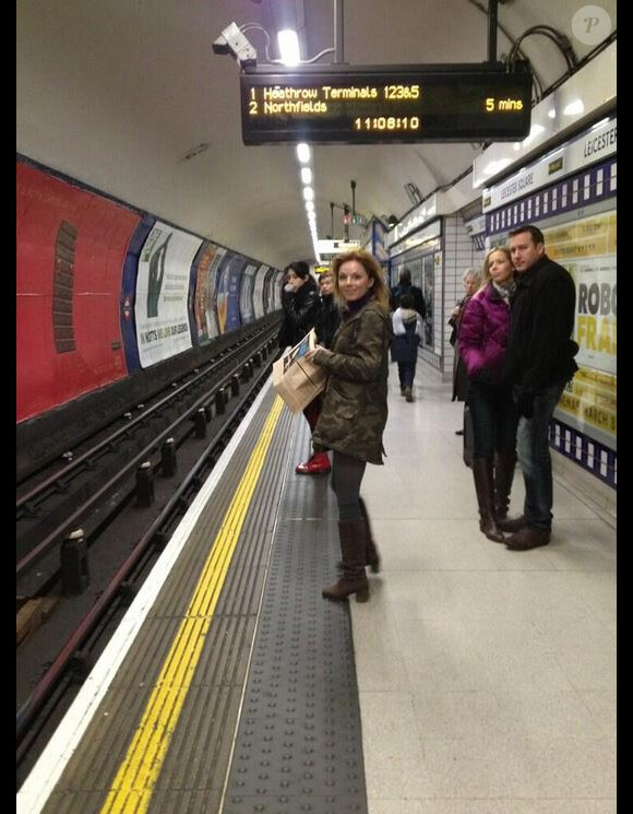 Geri Halliwell a pris grand plaisir dans le métro londonien, le 13 mars 2013.