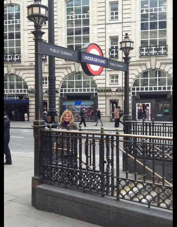 Geri Halliwell a pris un très grand plaisir dans le métro londonien, le 13 mars 2013.