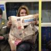 La chanteuse Geri Halliwell a pris grand plaisir dans le métro londonien, le 13 mars 2013.