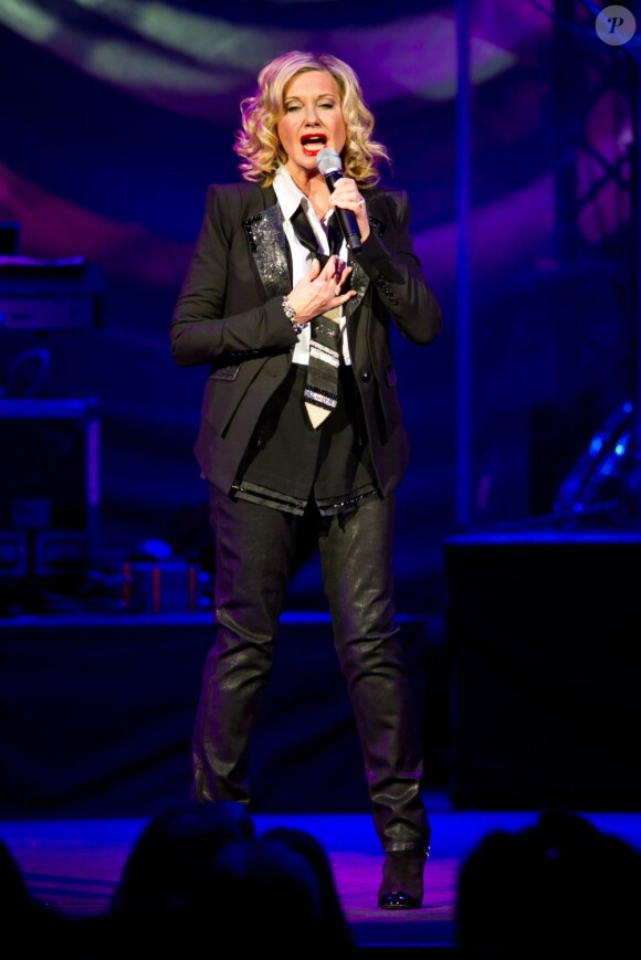 Olivia Newton-John sur la scène du Royal Albert Hall, à Londres, le 13 mars 2013.
